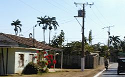 Entrada al pueblo de Guayacanes, Febrero 2004.jpg
