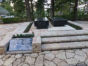 Archivo:Eshkol graves, Mt Herzl
