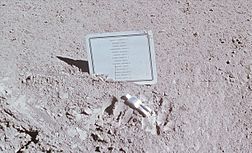 Archivo:Fallen Astronaut plaque