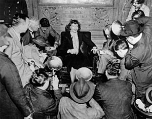 Archivo:Greta Garbo with journalists