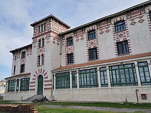 Archivo:Hogar de Ancianos "Dr. Alejandro Raimondi" en Necochea, Argentina