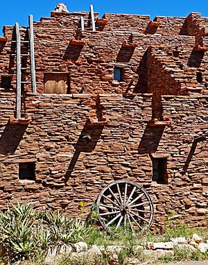 Archivo:Hopi House, Grand Canyon 9-15 (22150351499)