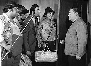 Archivo:Jorge Porcel, Chico Novarro, Tristán y Alberto Olmedo mirando a Alberto Irizar, en la película Los caballeros de la cama redonda (1973)