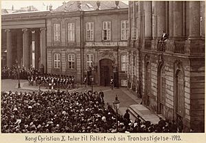 Archivo:King Christian X talking to the people on his accession 1912