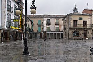 Archivo:La Plaza de España y la Casa del Reloj (El Barco de Ávila)