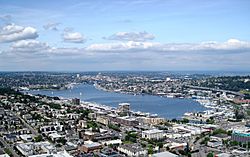Archivo:Lake Union from Space Neddle