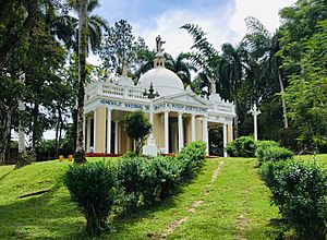 Archivo:Mausoleo al Padre Guembe en Soná