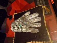Archivo:Michael Jackson glove (8229092427)