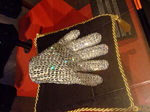 Archivo:Michael Jackson glove (8229092427)
