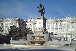 Archivo:Monumento a Felipe IV (Madrid) 01