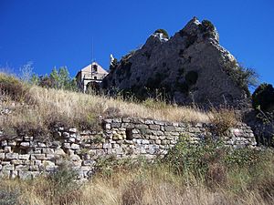 Archivo:Muralla del antiguo castillo de Bilibio