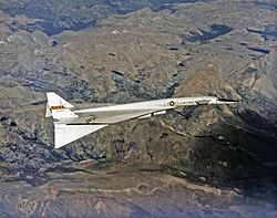 Archivo:North American XB-70 in Flight EC68-2131