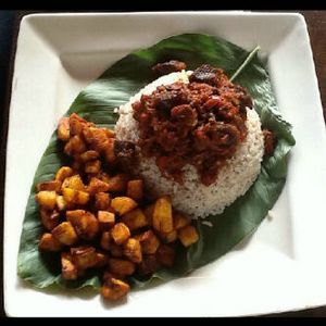 Archivo:Ofada rise with fried plantain and beaf