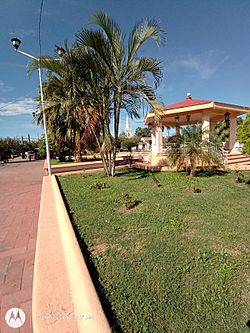 Plaza e iglesia de la presa Nayarit.jpg