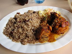 Archivo:Rice and Beans, Stew Chicken and Potato Salad - Belize