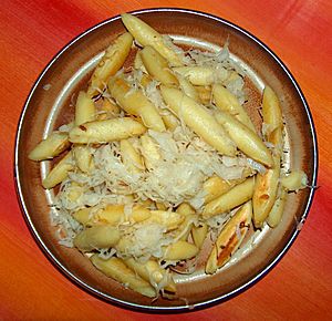 Archivo:Schupfnudeln mit Sauerkraut