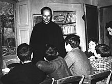 Scuola di barbiana - don lorenzo milani e alunni in aula.jpg