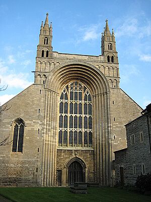 Archivo:Southwest face, Tewkesbury Abbey - geograph.org.uk - 1037447