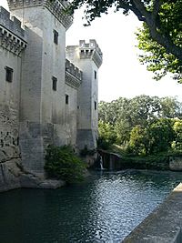 Archivo:Tarascon Castle (waterfall)