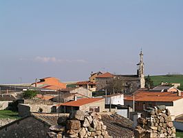 Tardobispo con su iglesia de San Salvador de fondo