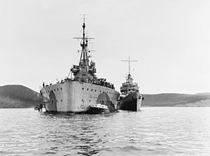 Archivo:USS McDougal (DD-358) alongside HMS Prince of Wales (53) in Placentia Bay, Newfoundland, in August 1941 (NH 67195)