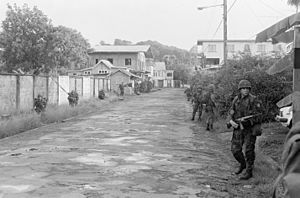 Archivo:US Marines at Grenville town Grenada 1983