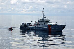 Archivo:US Navy 070902-N-7029R-004 A rigid hull inflatable boat prepares to embark Ecuadorian surface combat ship LAE 11 De Noviembre (LG 40) to conduct a visit, board, search and seizure training exercise during PANAMAX 2007