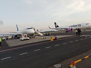 Archivo:United Express by Mesa Airlines ERJ-175LR (N85320) & Volaris A320-271N (XA-VRQ) at MLM