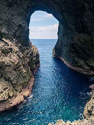 Archivo:View from the Lovers Cave near Iranmeylek