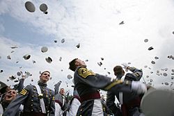 Archivo:West Point graduates' hat toss 2006-05-27