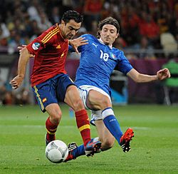 Archivo:Xavi and Riccardo Montolivo Euro 2012 final