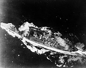 Archivo:Yamato hit by bomb
