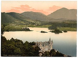 Archivo:(Hotel and Ben Lui, Loch Awe, Scotland) (LOC) (3449513817)