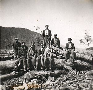 Archivo:1930s seasonal workers from Chiloe