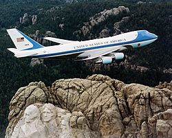 Archivo:Air Force One over Mt. Rushmore