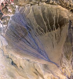 Archivo:Alluvial fan, Taklimakan Desert, XinJiang Province, China, NASA, ASTER