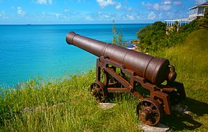 Archivo:Antiguos cañones frente a las aguas turquesas del Caribe (Fort James).