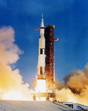 Archivo:Apollo 11 Saturn V lifting off on July 16, 1969