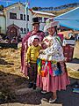Bailarina de Kullawada y familia en Tiquina