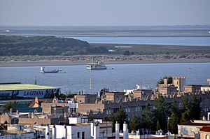 Archivo:Barcos Guadalquivir SanlucarBarrameda