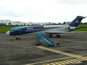 Archivo:Boeing 727-200 en el aeropuerto de Tachina