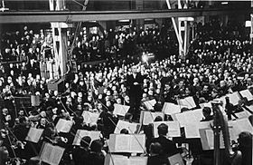 Archivo:Bundesarchiv Bild 183-L0607-504, Berlin, Furtwängler dirigiert Konzert in AEG-Werk
