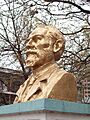 Busto de Hudson pintado de dorado, tres cuartos de perfil (2014)