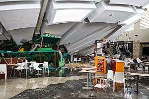 Archivo:COORDINACIÓN DE LABORES DE RESCATE Y ATENCIÓN MÉDICA DE LAS VÍCTIMAS TRAS EL DESPRENDIMIENTO DEL TECHO DEL CENTRO COMERCIAL REAL PLAZA EN TRUJILLO - 54343570963