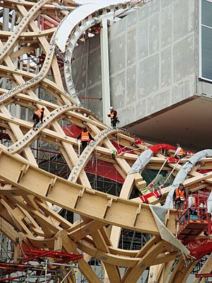 Archivo:Centre Pompidou-Metz - Montage de la charpente en bois et des pièces de fixation de la toile