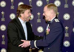 Archivo:Chuck Norris award
