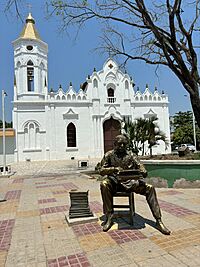 Archivo:Estatua Gabriel García Márquez e iglesia San José de Aracataca