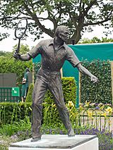 Archivo:Fred perry statue wimbledon