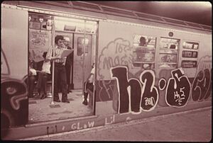 Archivo:GRAFFITI ON A SUBWAY CAR ON THE LEXINGTON AVENUE LINE IN NEW YORK CITY. IN 1973 TRANSIT AUTHORITY POLICE ARRESTED... - NARA - 556811