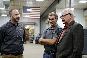 Archivo:Governor Walz at Massman Automation Manufacturing Plant 53517676020
